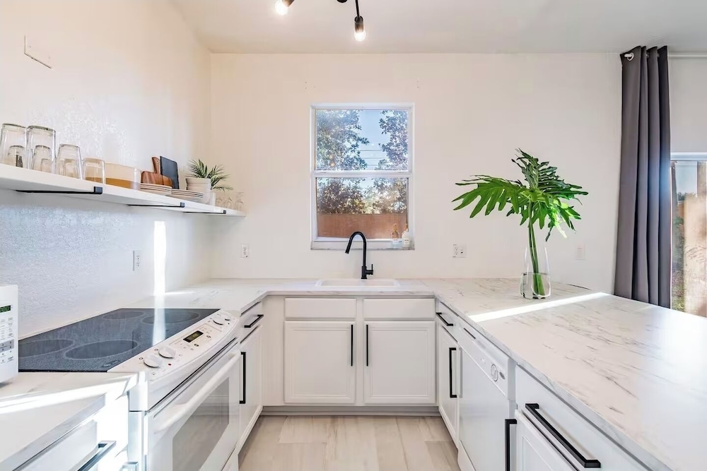 3BR Townhouse at Regal Palms: Pool & Disney Fun