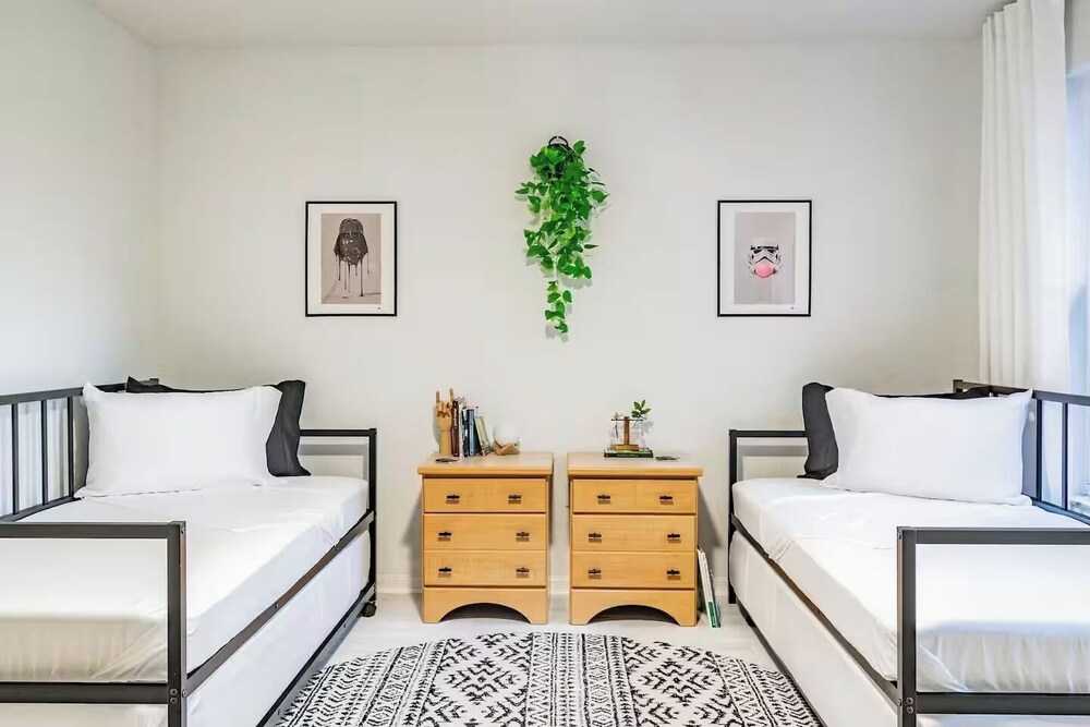 3BR Townhouse at Regal Palms: Pool & Disney Fun