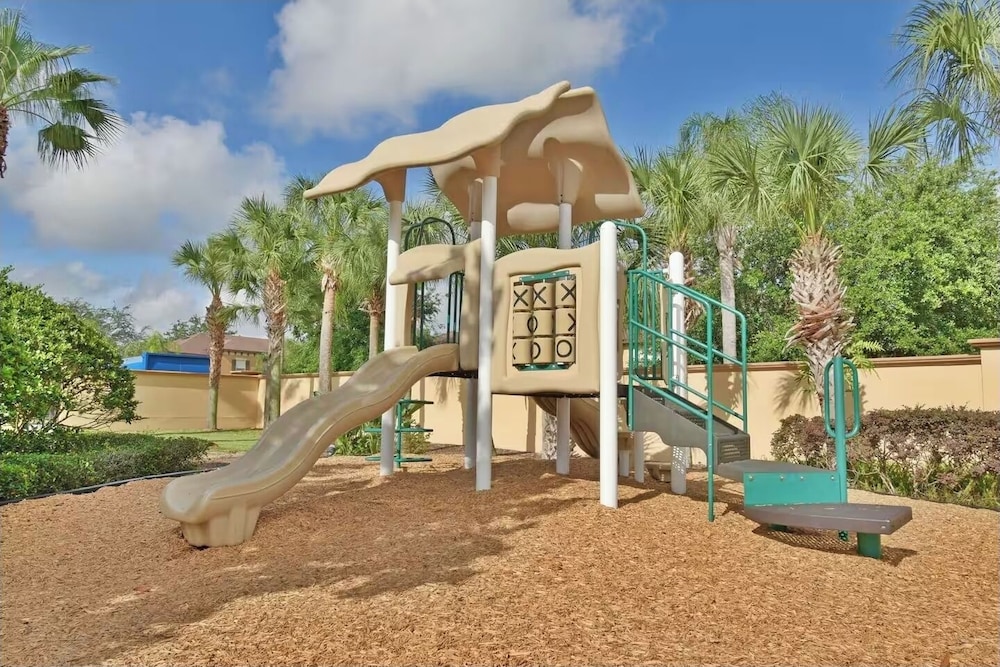 3BR Townhouse at Regal Palms: Pool & Disney Fun