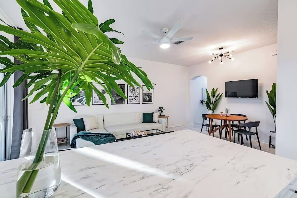 3BR Townhouse at Regal Palms: Pool & Disney Fun