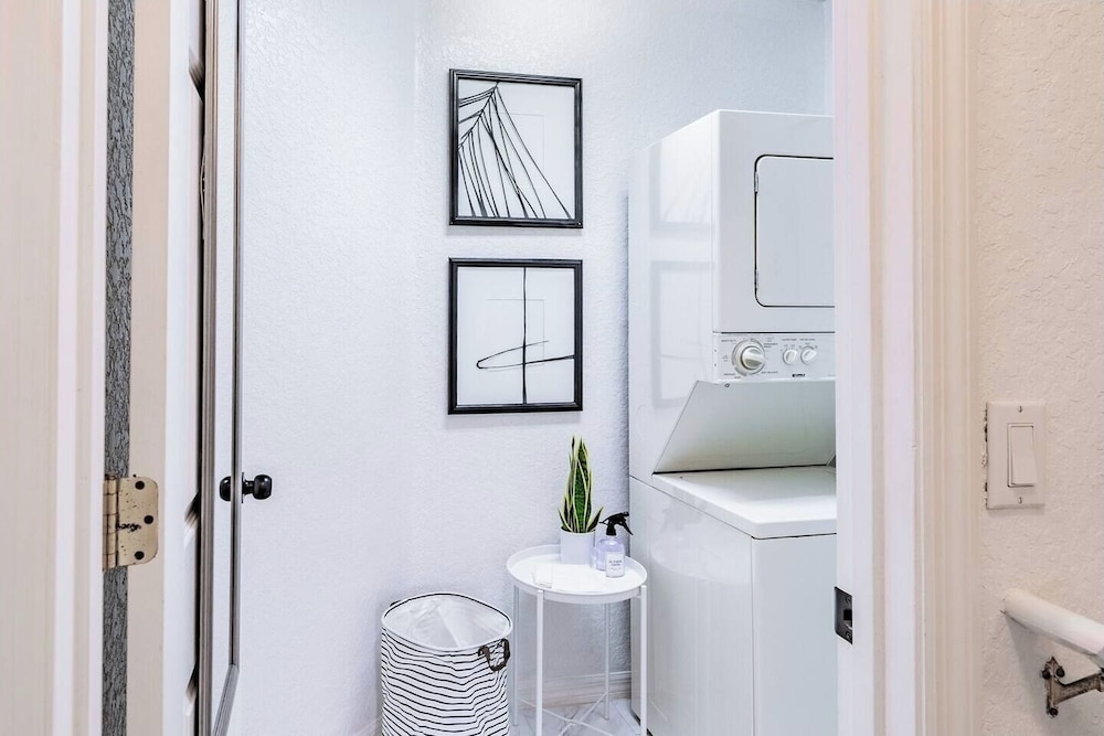 3BR Townhouse at Regal Palms: Pool & Disney Fun