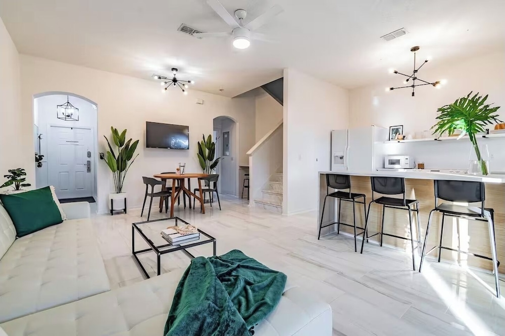 3BR Townhouse at Regal Palms: Pool & Disney Fun