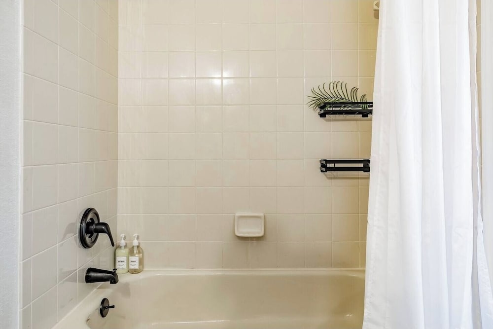 3BR Townhouse at Regal Palms: Pool & Disney Fun