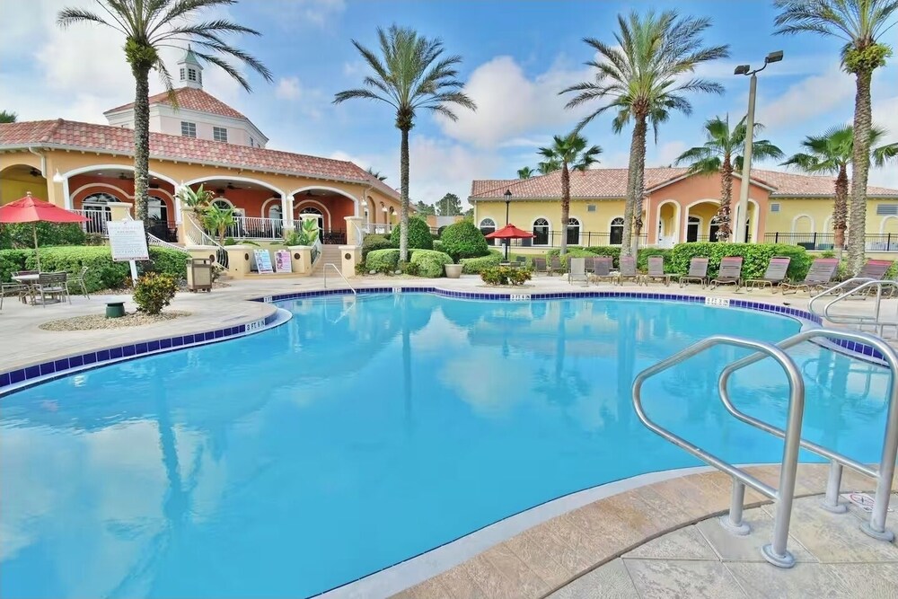 3BR Townhouse at Regal Palms: Pool & Disney Fun