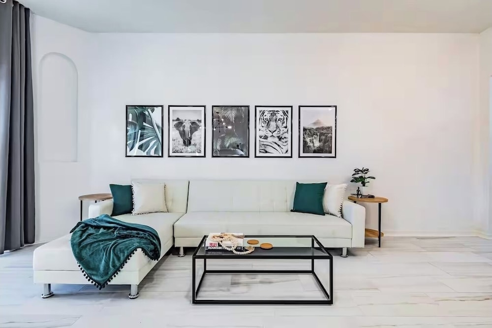 3BR Townhouse at Regal Palms: Pool & Disney Fun