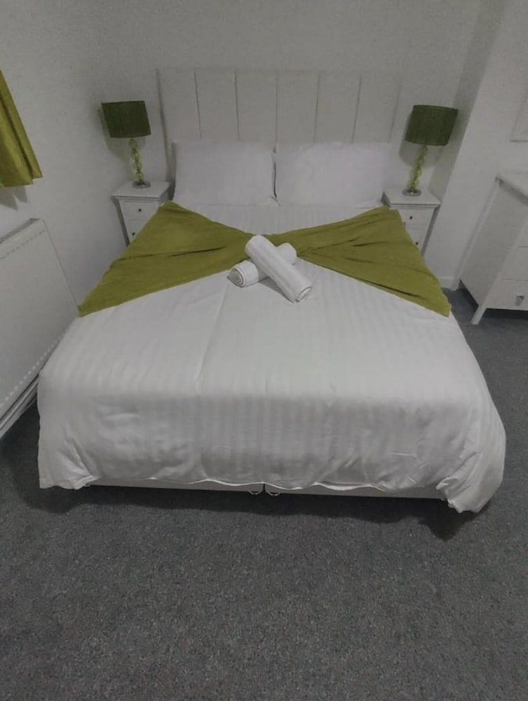 Self Contained 2 Bedrooms House Free Parking view 4