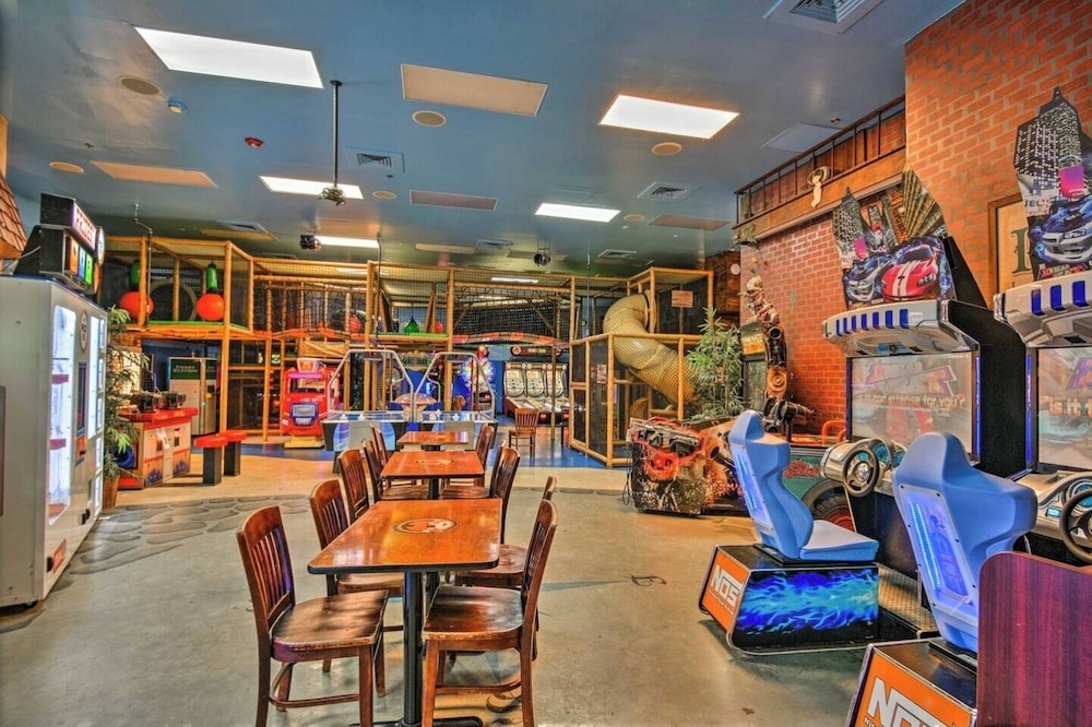 Family 4BR Home w/ Resort Pool Near Disney
