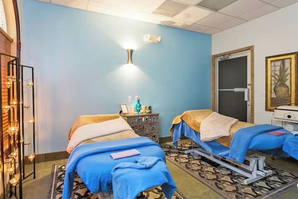 3BR Townhouse at Regal Palms: Pool & Disney Fun