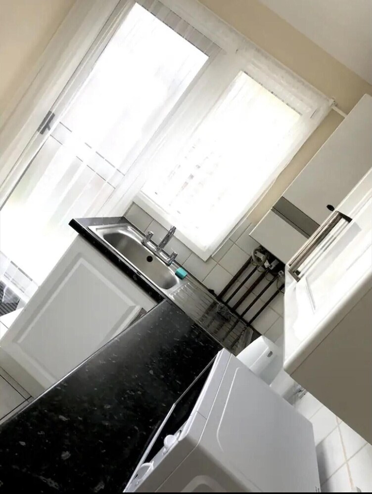 Ac Lounge 115 1-bed Apartment in Rochford view 5