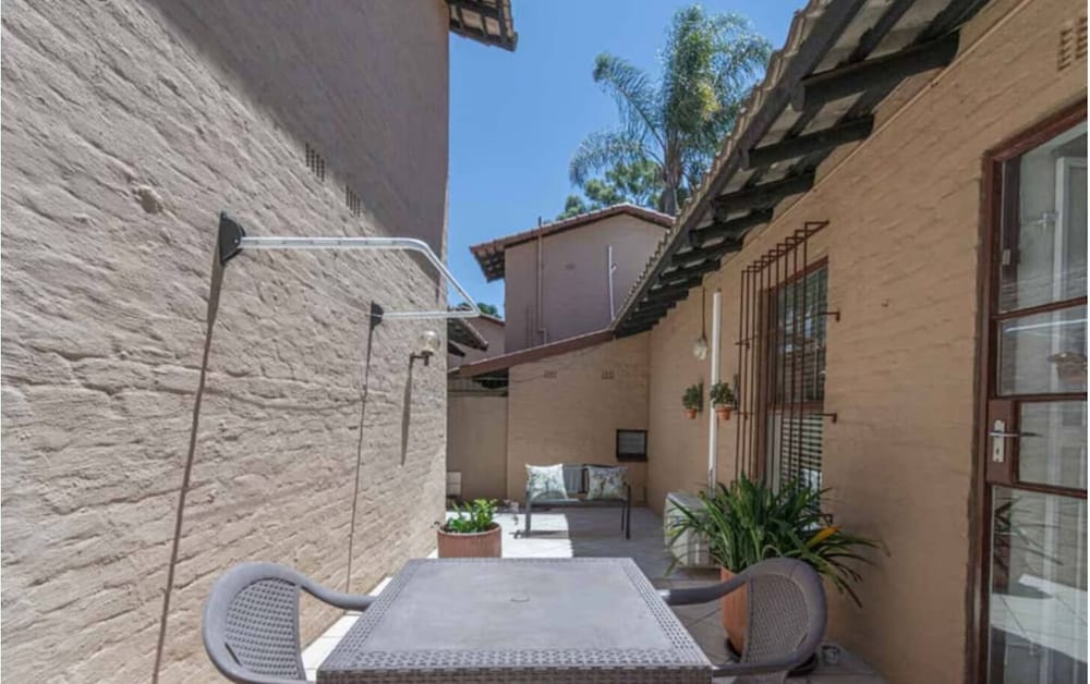 Birdsong in Sandton and Charming Townhouse Retreat