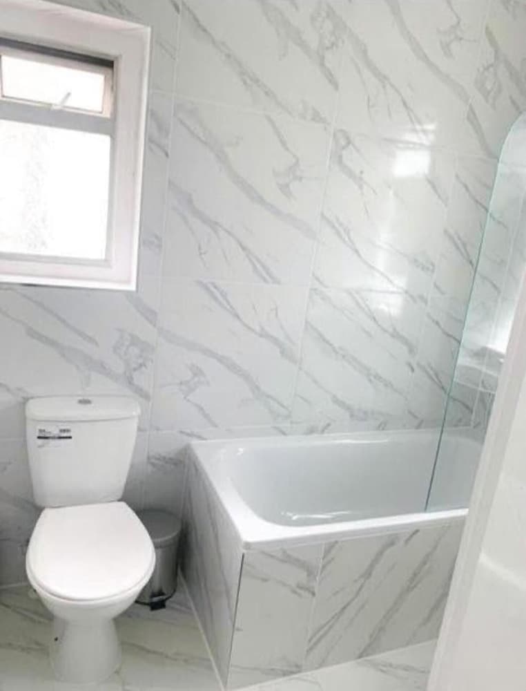 London Blissful Retreat - 4 Bedroom House