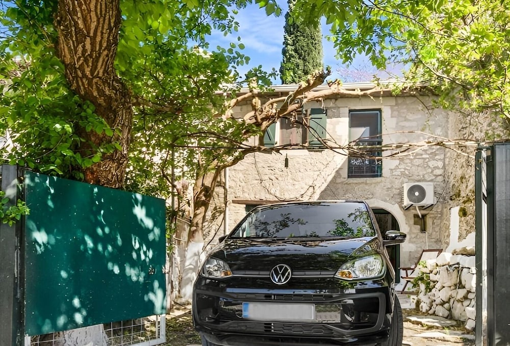2-bed Home in Kolivata - Sleeps 4 - Wifi - Parking