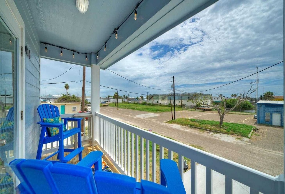 Sleeps 16 2 Homes, Priv Pool, Ping-pong 1block to Alister St. Shops & Dining