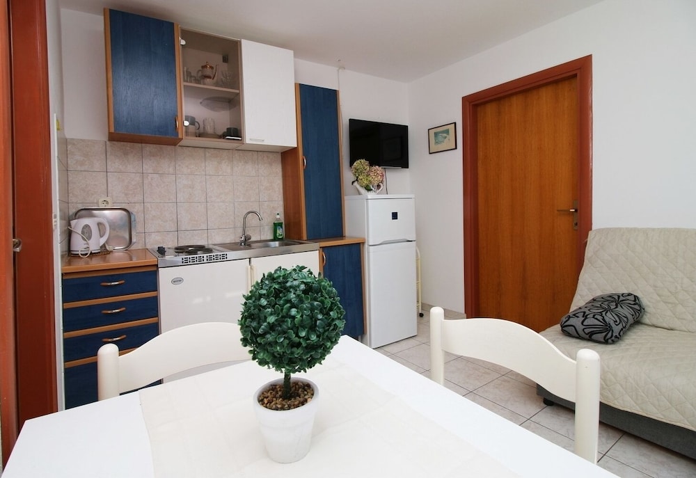 Elvi - Amazing Position & Parking - A1 Mali view 5