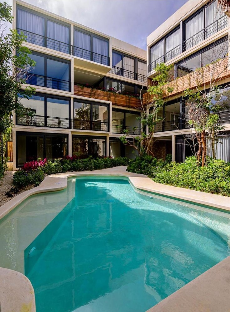 Elegant Apartment Eco-pool Solarium Speedy Wifi Social Terrace Concierge view 4