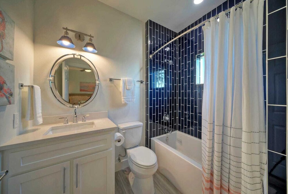 Sleeps 24 2 Homes, Walk to the Beach, Private Pools, Fire Pit, Modern Design