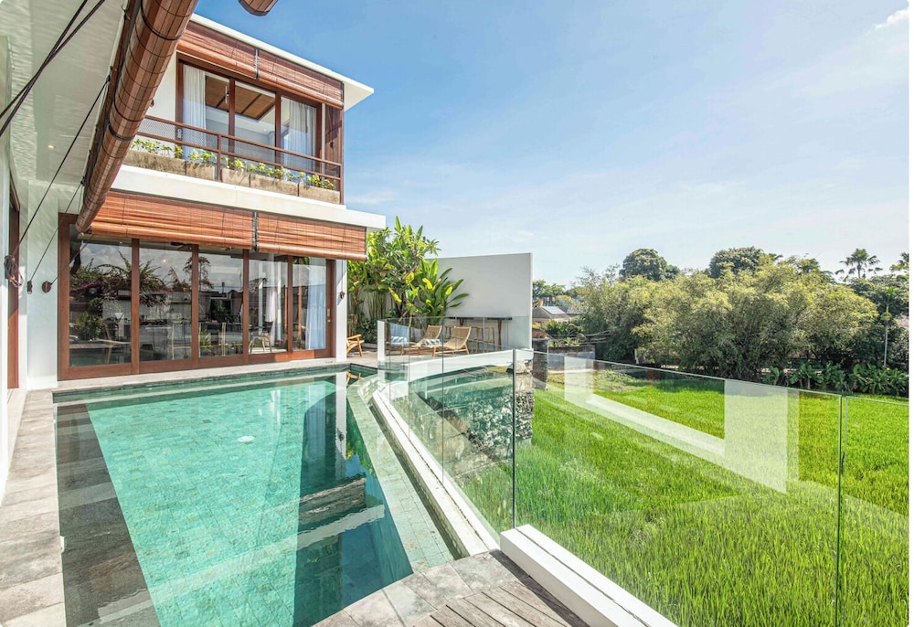 Luxury 5-bedroom Canggu Beach Villa With Scenic Ri