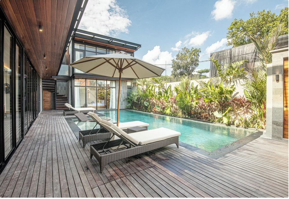 Elegant 6BR Canggu Retreat Just 400m to the Ocean