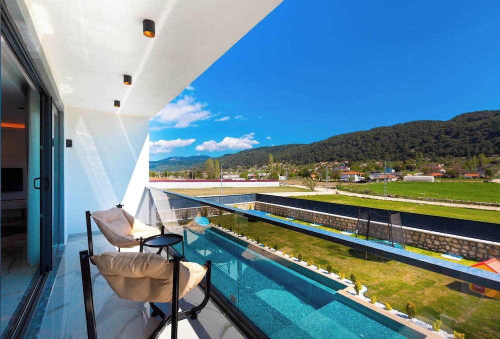 Villa White House