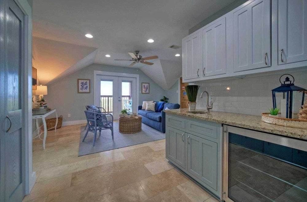 Sleeps 22 2 Homes w/ Private Pool, Game Room, Nature Views 7 BDR Avantstay