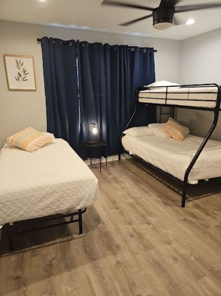Comfortable 4BR 2 5BA Family Home Near Riverwalk