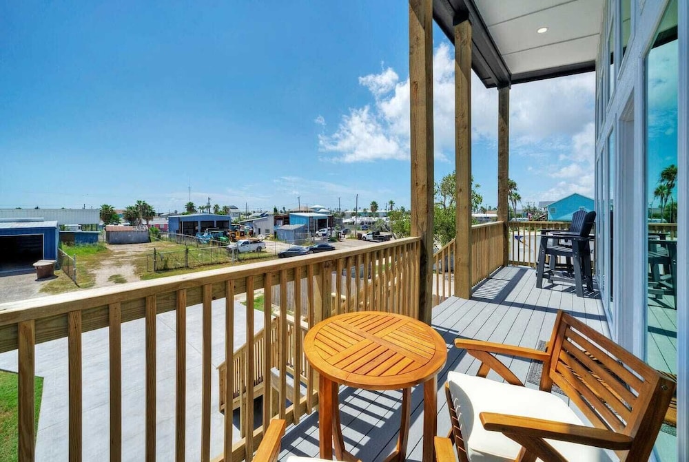 Sleeps 16 2 Homes, Priv Pool, Ping-pong 1block to Alister St. Shops & Dining