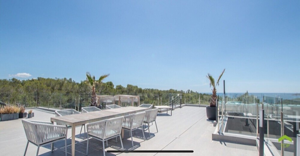 Spectacular Holiday Home With Private Pool Near the sea
