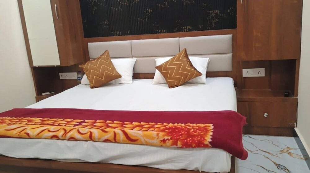 S R GUEST HOUSE