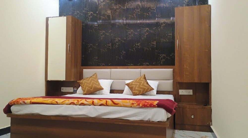S R GUEST HOUSE