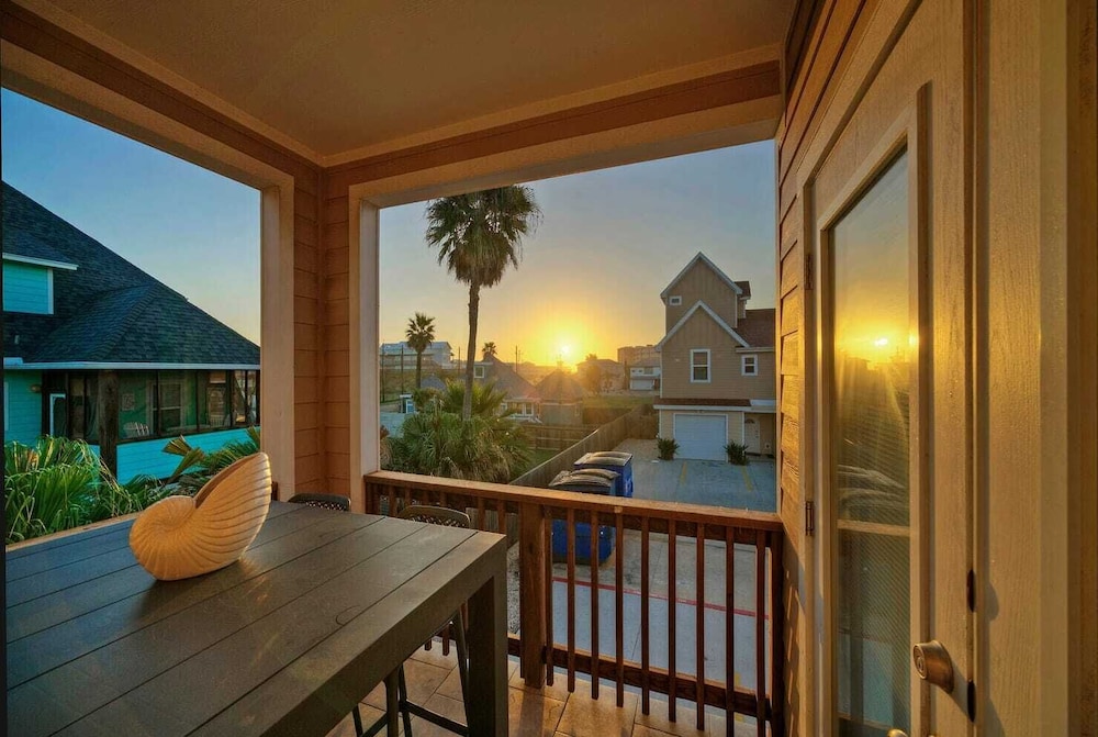 Sleeps 23, 2 Beachside Homes Resort Pool, Walk to the Beach, Balcony + Yard