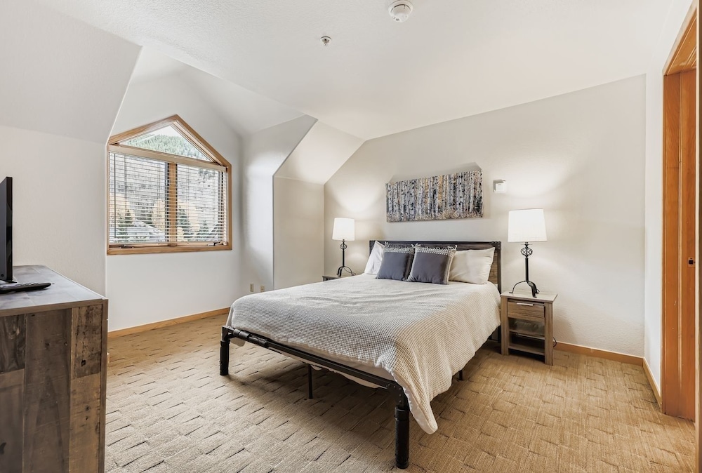 5094 Gateway 3 Bedroom Condo