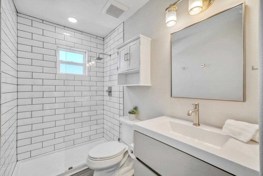 Sleeps 16 2 Homes, Priv Pool, Ping-pong 1block to Alister St. Shops & Dining