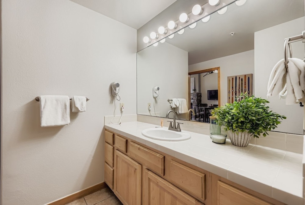5094 Gateway 3 Bedroom Condo