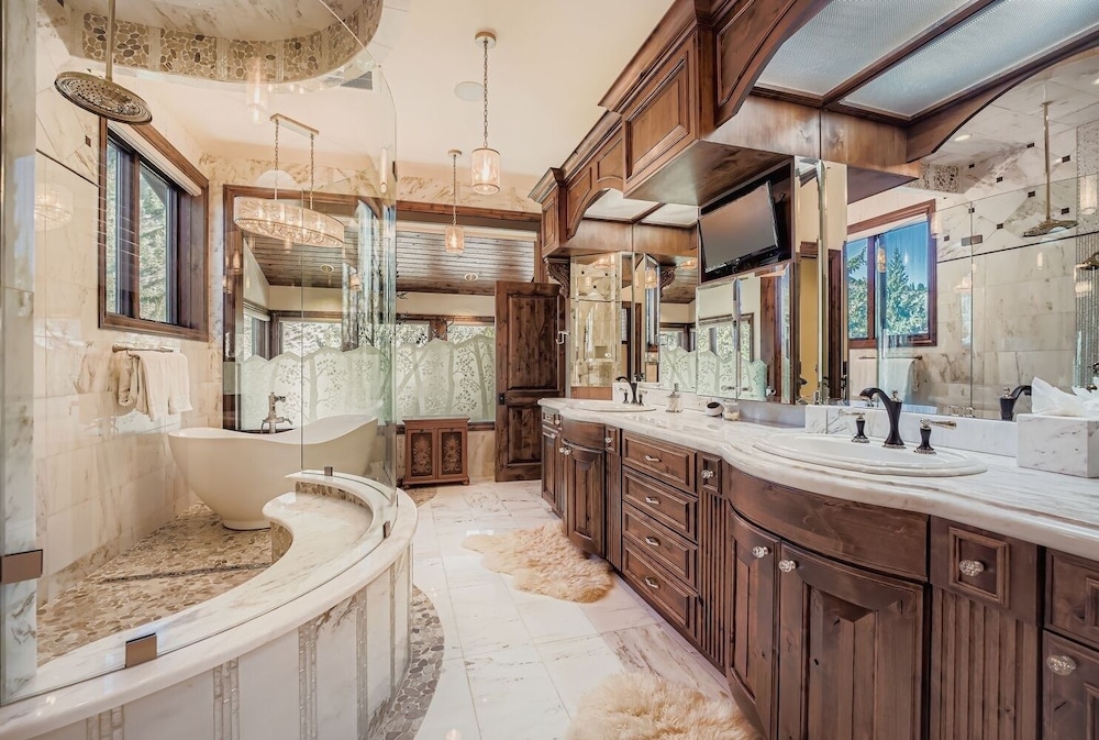 Fairway Drive Retreat 6 Bedroom Home