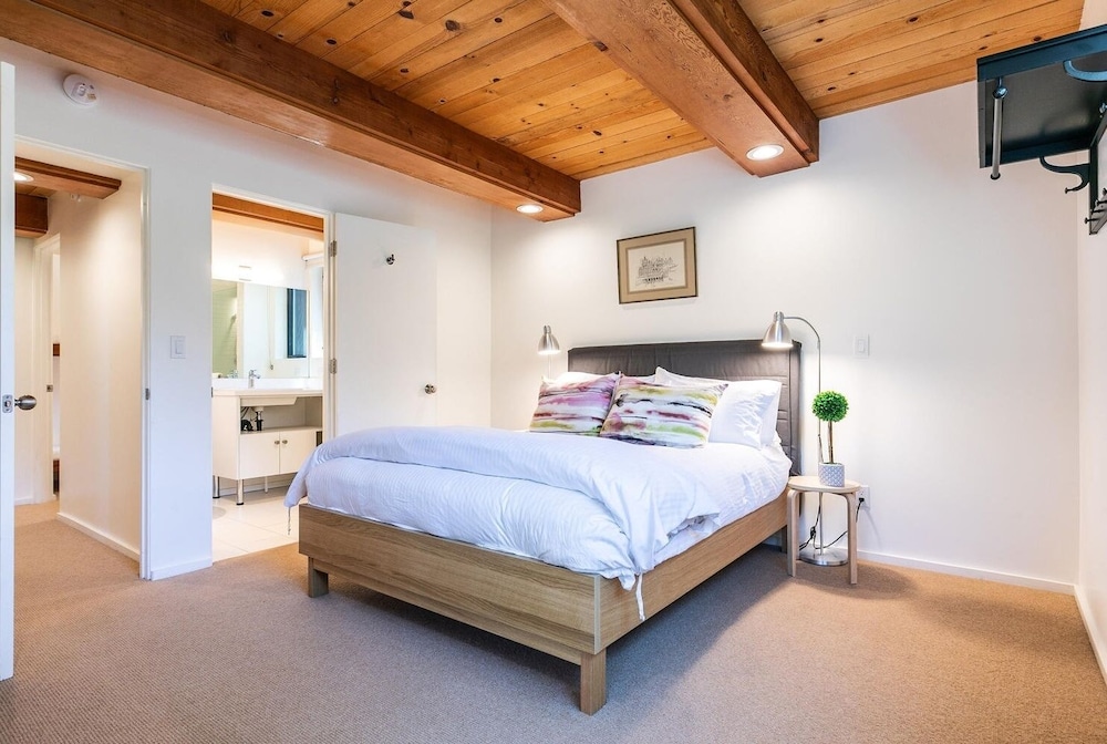 Lake Tahoe Vacations - Trapper Mc Nutt Modern Mountain 4 Bedroom Home by RedAwning - Property Image 23