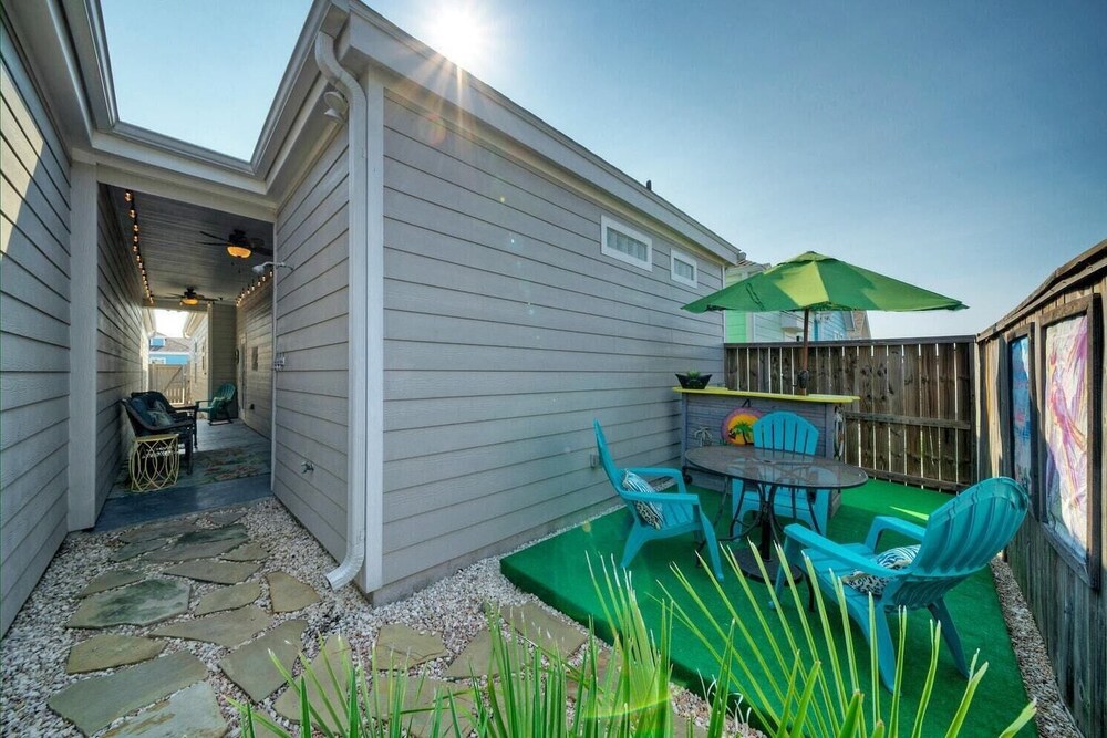 Shared Resort-style Pool, Playground, Patio w/ Bar Tidal Times by Avantstay