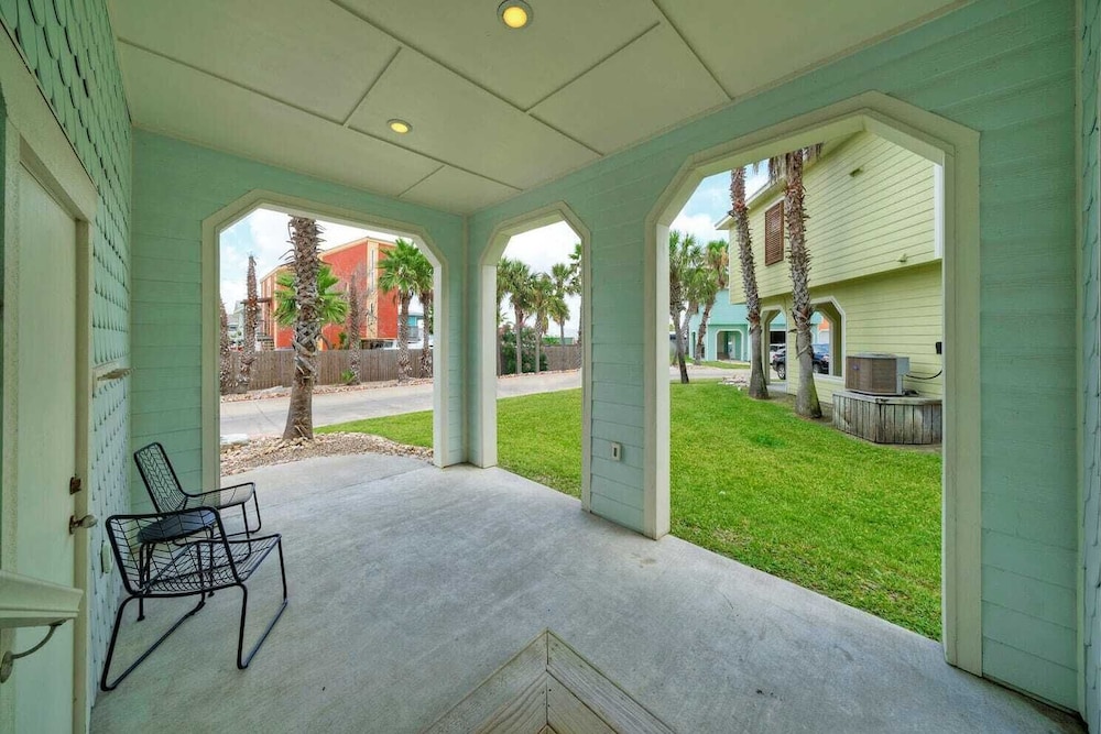 2 Homes in Las Palmeras by Avantstay Sleeps 18, Resort Pool + Private Patio Walk to Town, Golf Cart Zone