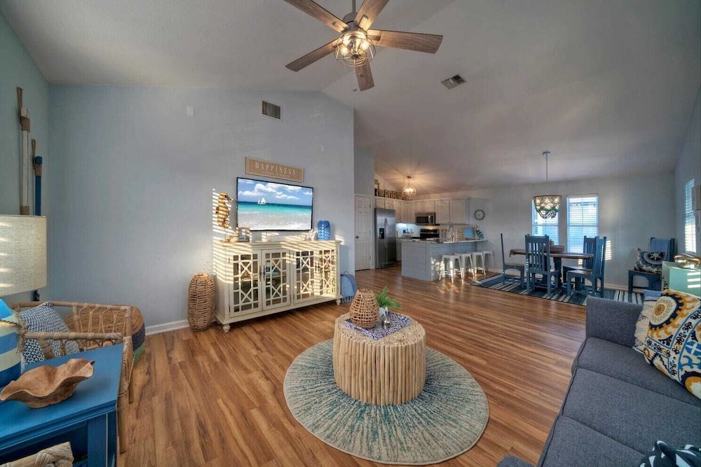 Sleeps 22 2 Homes w/ Private Pool, Game Room, Nature Views 7 BDR Avantstay