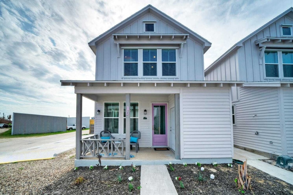 2 Homes in Old Town by Avantstay Sleeps 19, Pool, Newly Built Walk to Eats, Music, & More