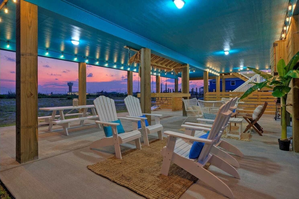 Sleeps 24 2 Homes, Priv Pool, Swing Bar, Patio Lounge Near Nature Preserve