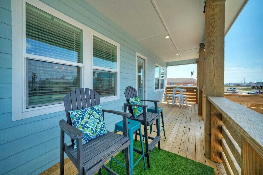 Sleeps 22! 2 Homes Priv Pool, Putting Green, Bar, Deck, Prime Port A Location