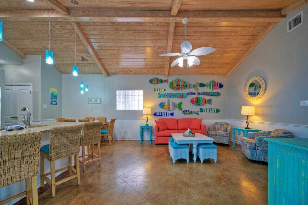 Sleeps 18 2 Beach Homes w/ 2 Pools, Playground, Covered Patios Pirates Bay