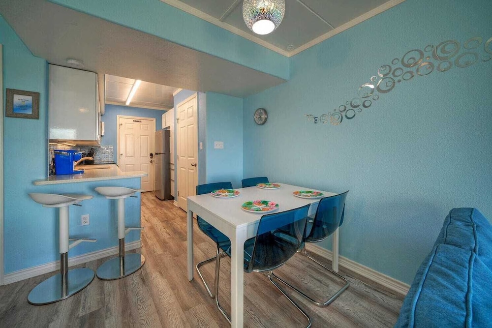 2 Studio Condos Beach Boardwalk, Pool & Tennis Court Island Retreat Complex