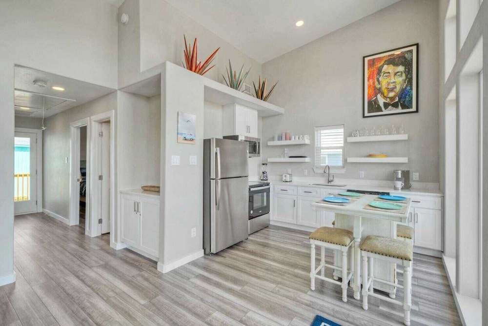 Sleeps 16 2 Homes, Priv Pool, Ping-pong 1block to Alister St. Shops & Dining