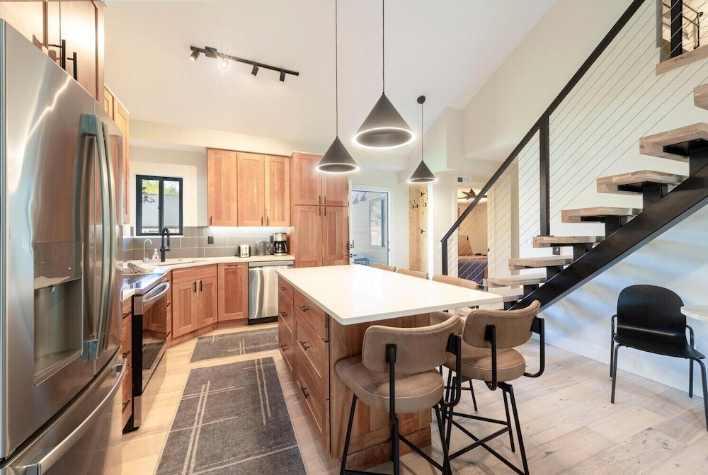 Stylish 4BR Canyons Village-Walk to Cabriolet-Hidden Creek 37D