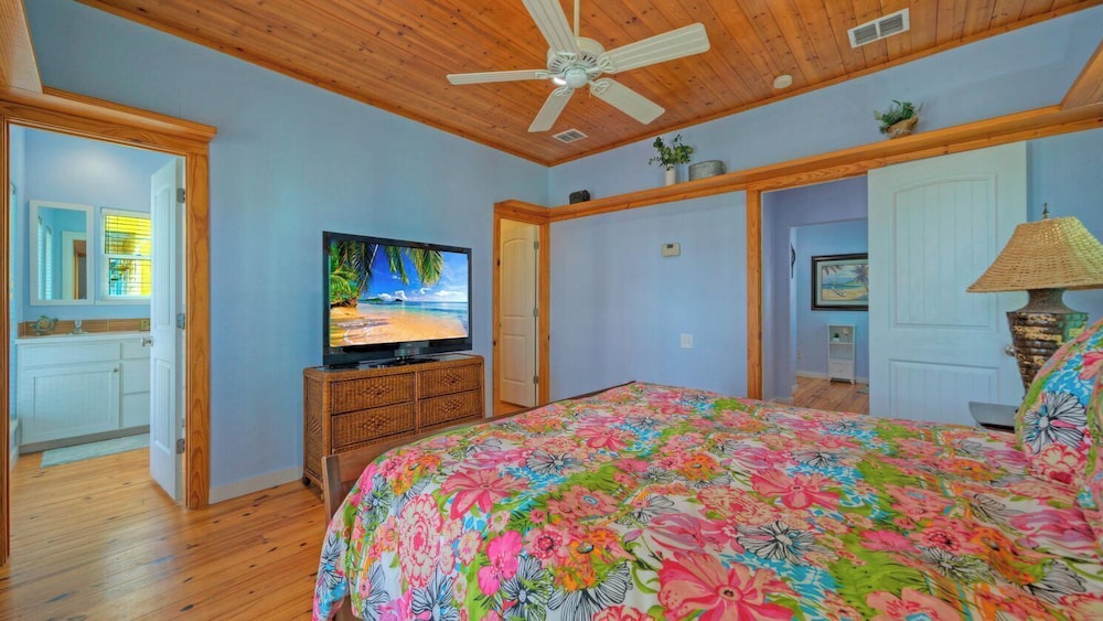 Walk to the Beach Ocean Views, Balcony Dining & Open Living Beachview 54 by Avantstay