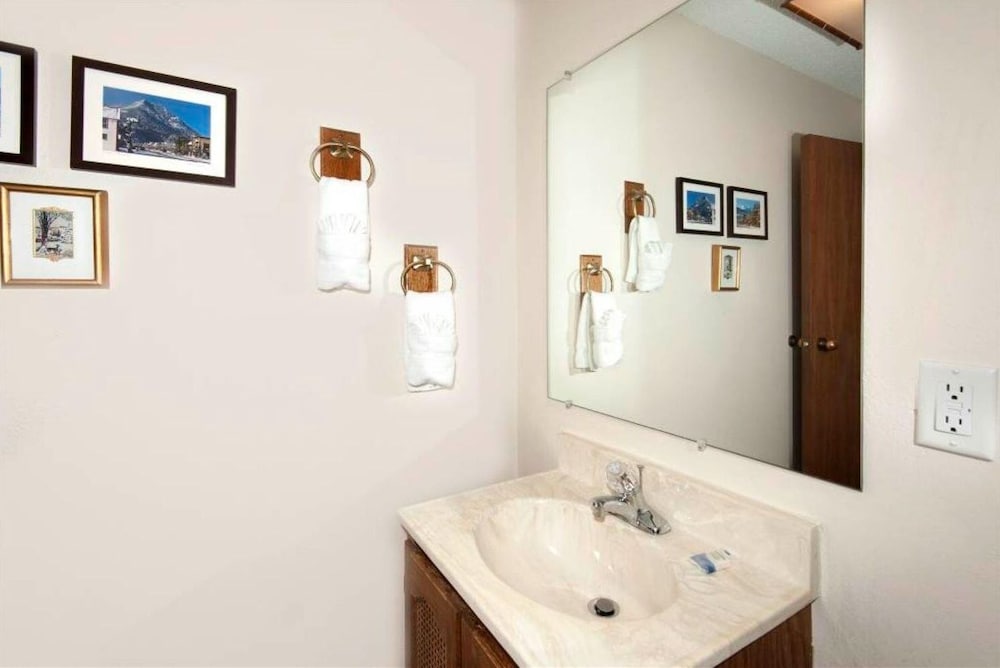 Lagoon 762b 3 Bedroom Townhouse by RedAwning
