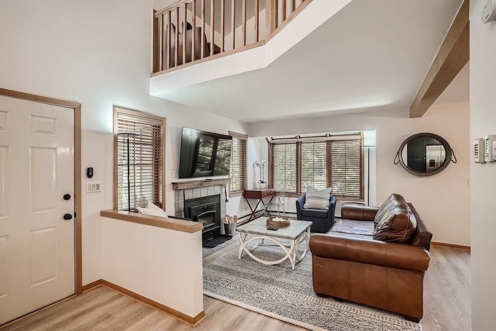 470 Homestead 3 Bedroom Townhouse by RedAwning view 4