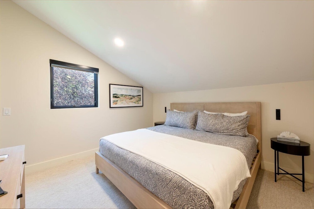 Stylish 4BR Canyons Village-Walk to Cabriolet-Hidden Creek 37D