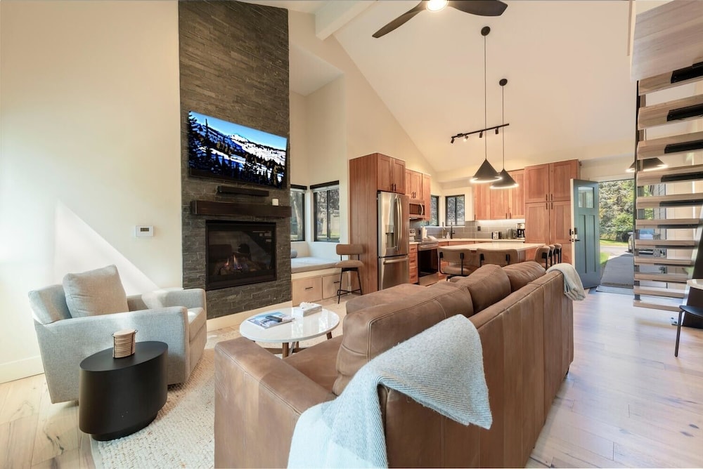 Stylish 4BR Canyons Village-Walk to Cabriolet-Hidden Creek 37D